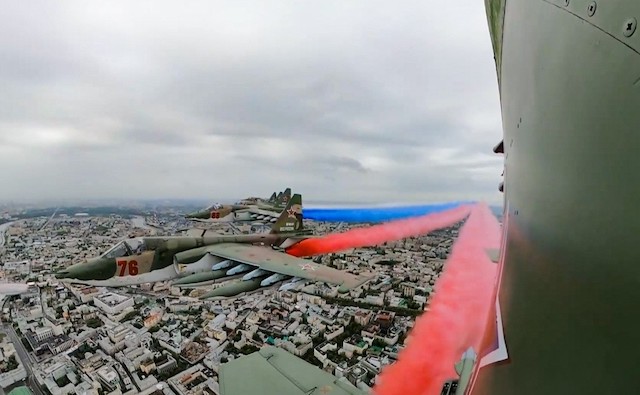 Парад Победы на Красной площади в Москве завершился пролетом авиации
