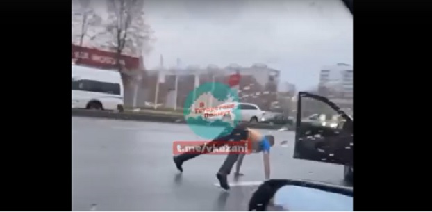 В Челнах водитель решил отжаться прямо посередине проезжей части – видео