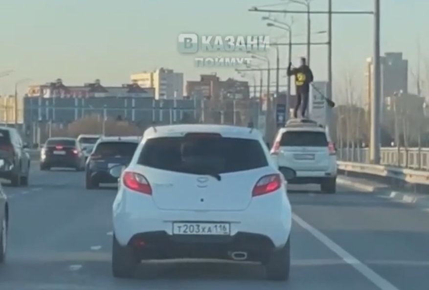 В Казани наказали водителя, прокатившего на крыше парня с веслом