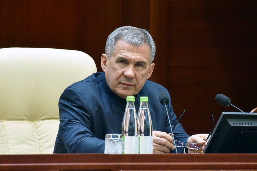 Минниханов поручил следить за наличием в магазинах товаров первой необходимости