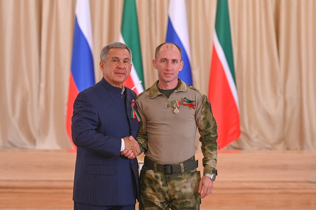 Минниханов вручил четверым бойцам батальона «Алга» медали ордена «За заслуги перед РТ»