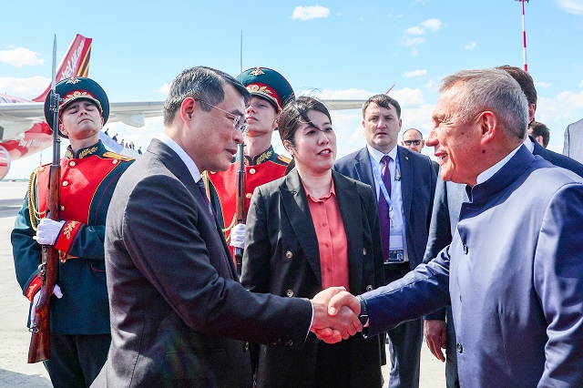 Премьер-министр Вьетнама прибыл в Казань, его встретил Минниханов