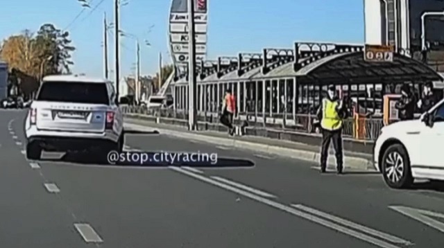 В Казани автолихач пересек «двойную сплошную» на глазах у сотрудника ГИБДД - видео