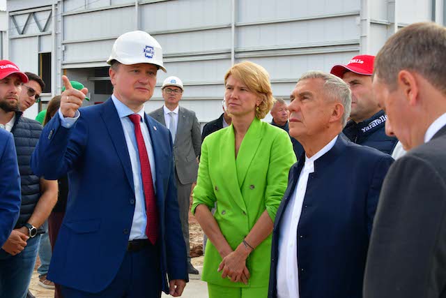 Минниханов и Лут оценили строительство птицефабрики в Апастовском районе