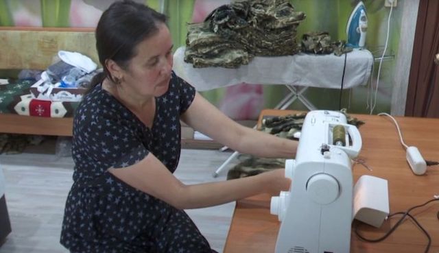 Волонтер из Мамадыша шьет одежду для бойцов СВО