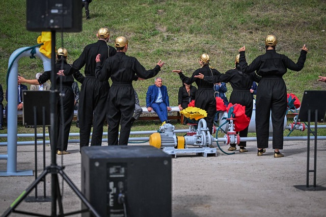 Минниханову представили мюзикл «Кара Алтын» в Шугуровском музее нефти