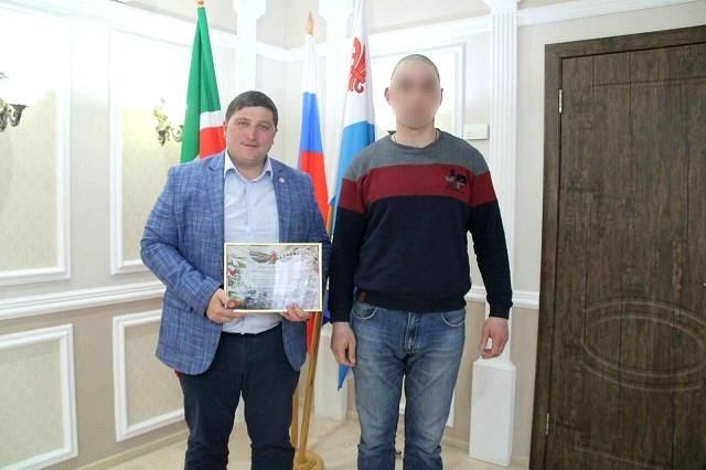 Прибывший на побывку боец СВО передал главе Менделеевска благодарность от командира