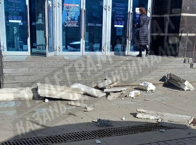 Часть фасада рухнула перед входом в ТЦ «Кольцо» в центре Казани