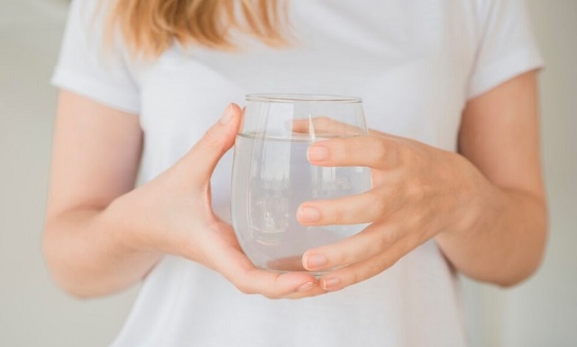 Врачи назвали случаи, когда первым делом необходимо выпить стакан воды
