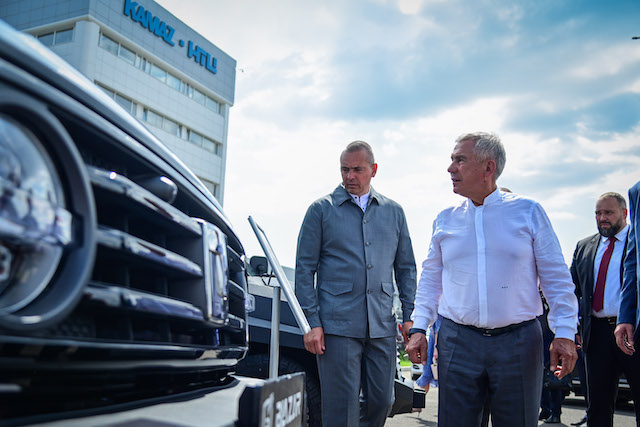 Минниханов поздравил «КАМАЗ-мастер» с триумфальной победой на ралли «Шелковый путь»