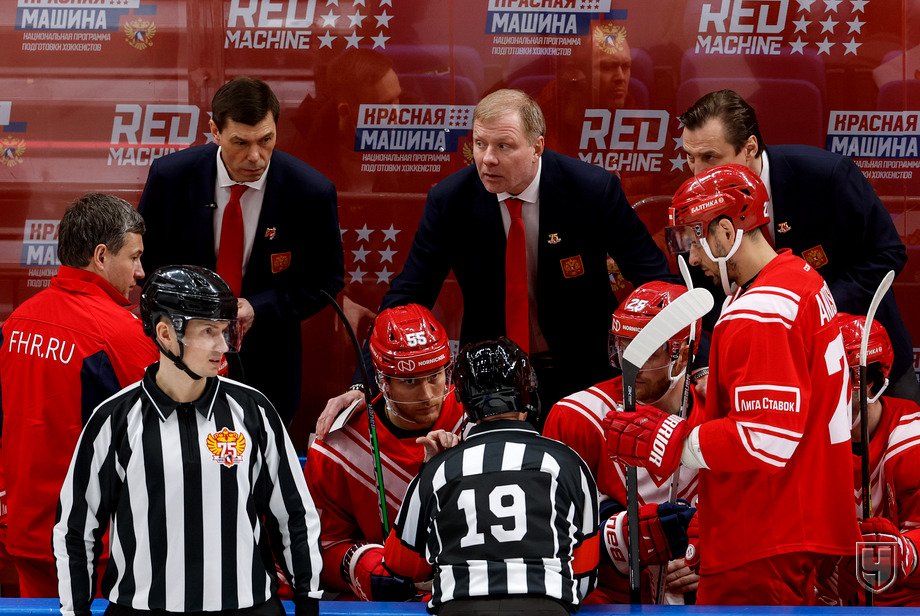 Тренер сборной России по хоккею заболел коронавирусом