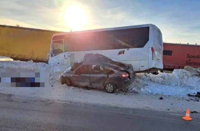 Столкнувшаяся на «встречке» с автобусом 38-летняя автоледи на «Ладе» погибла на трассе в РТ