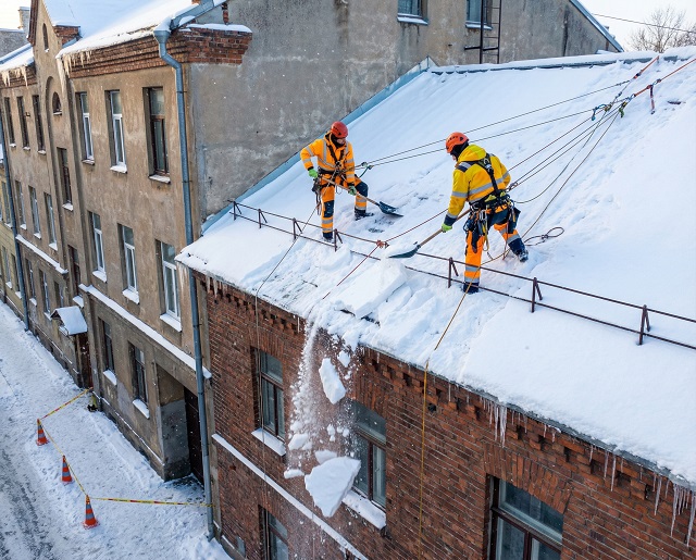 Казанда тәүлек эчендә күпфатирлы йортларның 178 түбәсе кар һәм боздан чистартылган