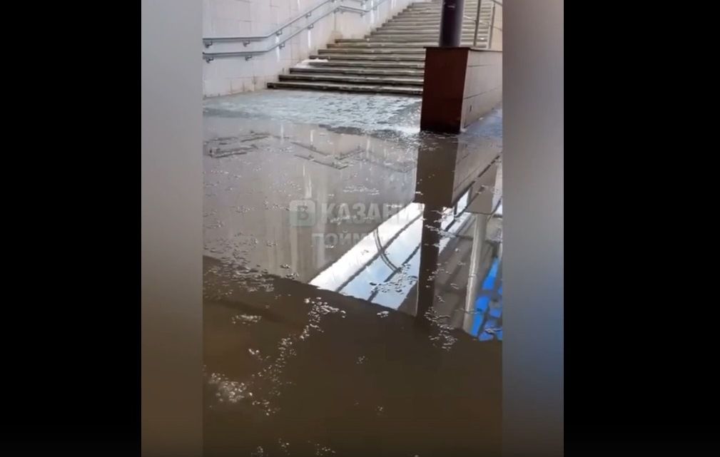 Казанцы сняли на видео затопленный переход на проспекте Амирхана
