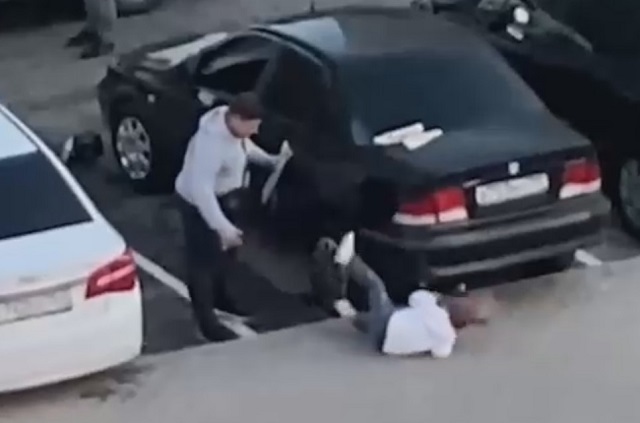 Разъяренный отец пощечиной сбил с ног малолетнюю дочь в Подмосковье - видео