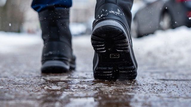 Руки в карманах и тяжелый рюкзак: эксперт КФУ назвала главные ошибки пешеходов на льду