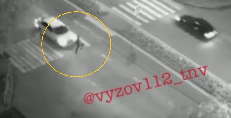 Жёсткий наезд такси на подростка зафиксировала камера видеонаблюдения