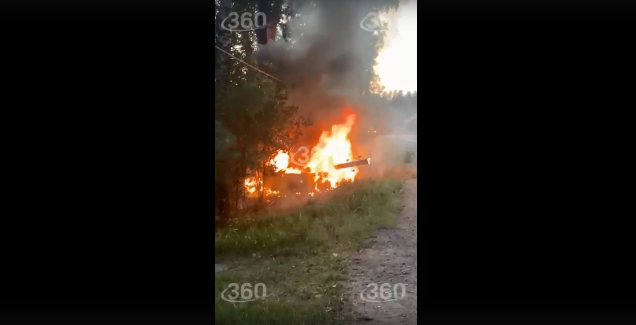 Под Петербургом два человека сгорели заживо в собственном авто – видео