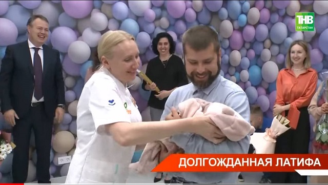 Долгожданная дочка: в Казани в Год Семьи родился одиннадцатитысячный ребенок