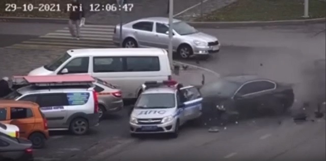 В Липецке произошло массовое ДТП с участием патрульной машины ГИБДД – видео