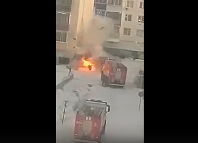 В Якутске пожарного отбросило взрывной волной на несколько метров во время тушения гаража – видео