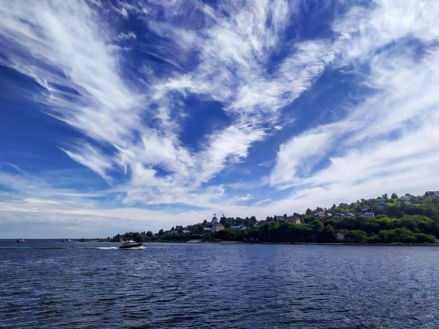 Груженая песком и гравием баржа села на мель на Каме в Татарстане