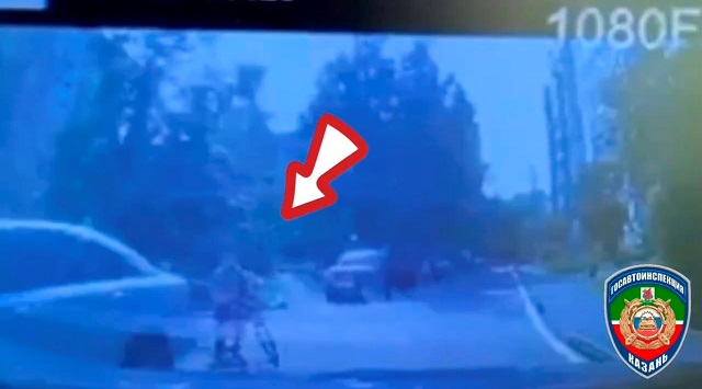 В Казани на видео попало, как девятилетний велосипедист влетел в иномарку