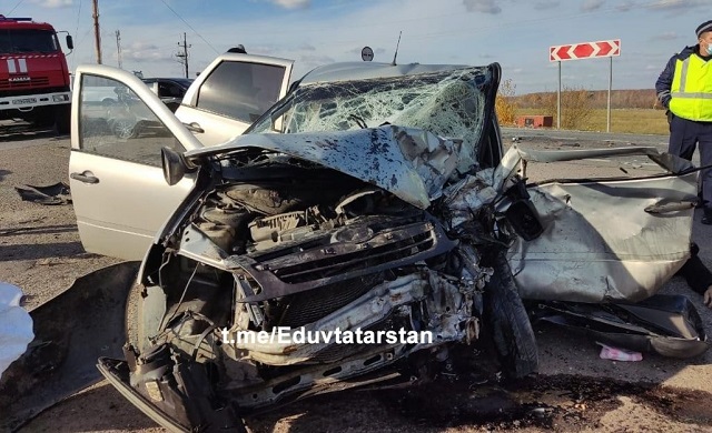 Водитель «Лады» погиб в массовой аварии на трассе в Татарстане — видео