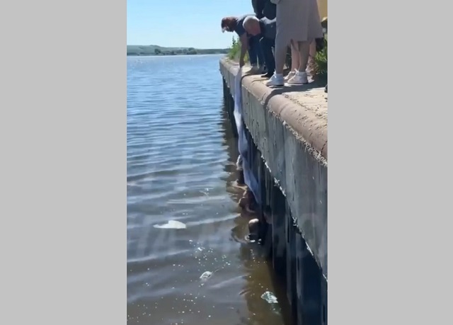 Стали известны подробности инцидента с падением коляски с ребенком в воду в Свияжске