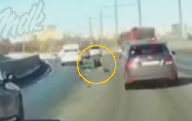 Пассажирка такси на ходу выпала из авто на Ленинской дамбе в Казани - видео