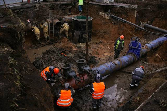 В Альметьевске обновляют ключевой водопровод на улице Аминова