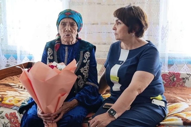 В Бавлах поздравили с 90-летием ветерана труда Тазкиру Гараеву