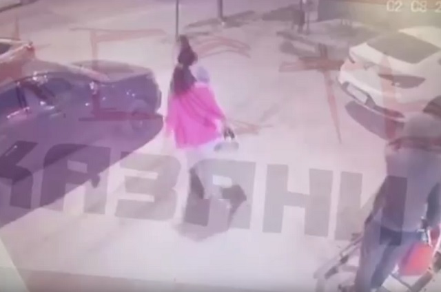 В РТ на видео попало, как водитель кроссовера сбил мать с ребенком и двух подростков