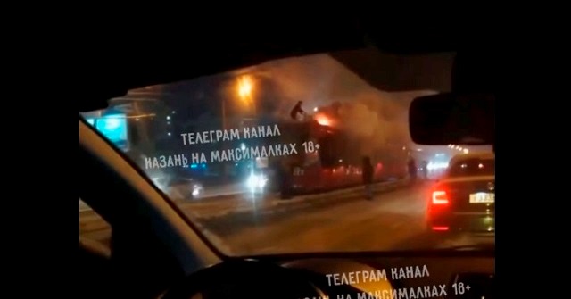 В соцсетях публикуют кадры полыхающего трамвая в Казани – видео