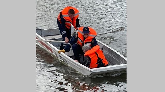 В Казани спасли упавшую с моста в реку пожилую даму