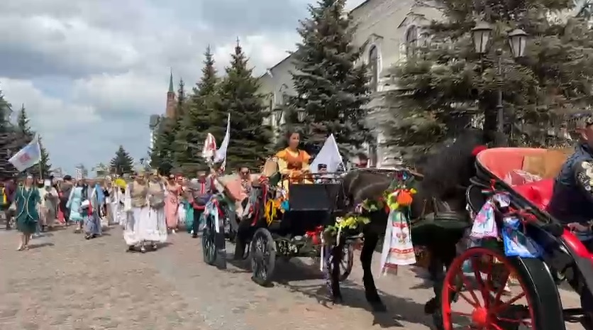 Бүген Казанда Сабан туена бүләк җыялар - видео