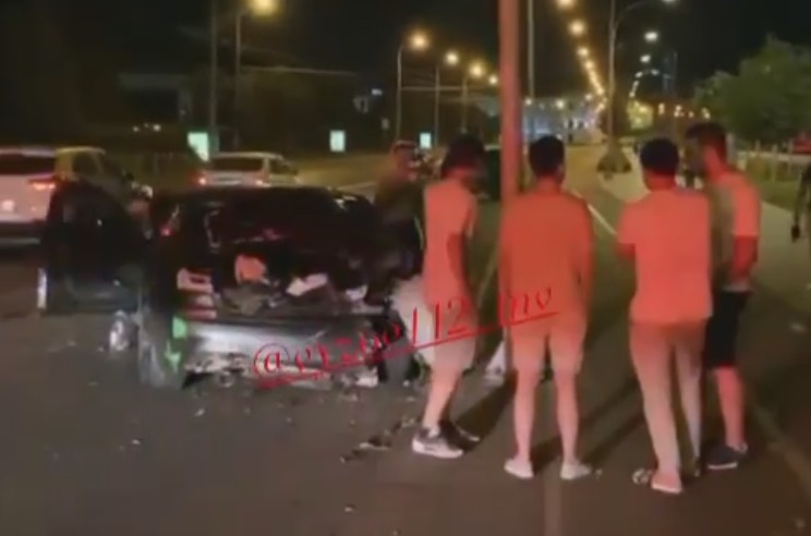 В Казани водитель BMW снес фонарный столб на набережной озера Кабан