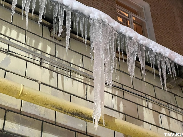 В РТ на 4 000 рублей оштрафовали УК, по вине которой на ребенка рухнула глыба льда