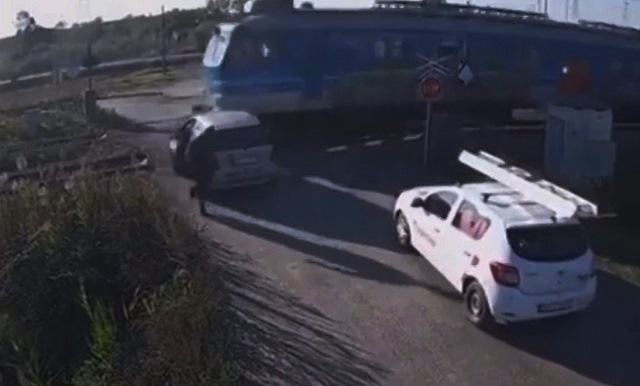 В шаге от смерти: лихача едва не разорвал на части железнодорожный состав – видео