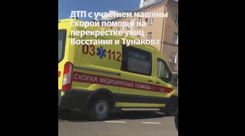 Внедорожник и карета скорой помощи не поделили дорогу в Казани