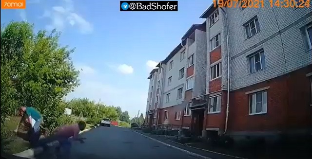 В Чувашии двое мужчин скрутили полицейского, пытаясь уйти от преследования – видео