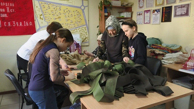 Нижнекамские третьеклассники плетут маскировочные сети и готовят сухой душ для бойцов СВО
