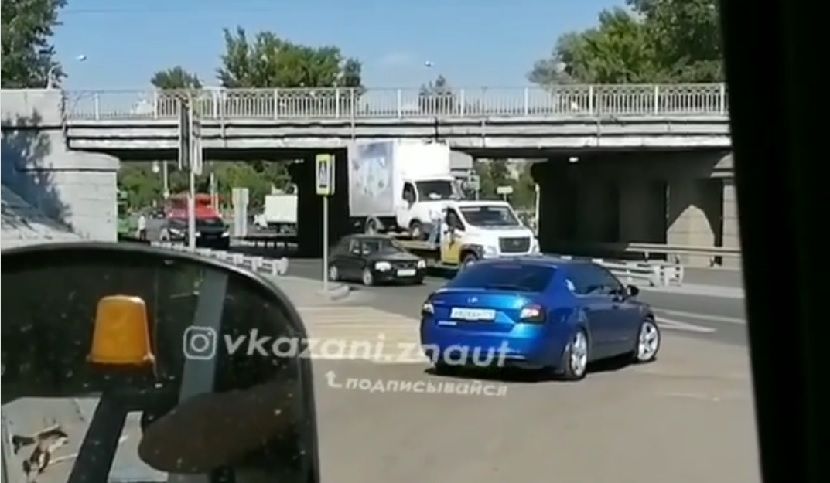 В Казани груженый «ГАЗелью» эвакуатор оборвал троллейбусные провода 