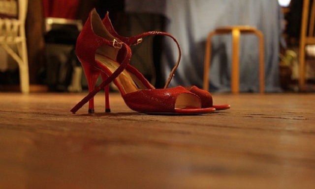 Врач заявил об опасности ношения каблуков для переболевших коронавирусом