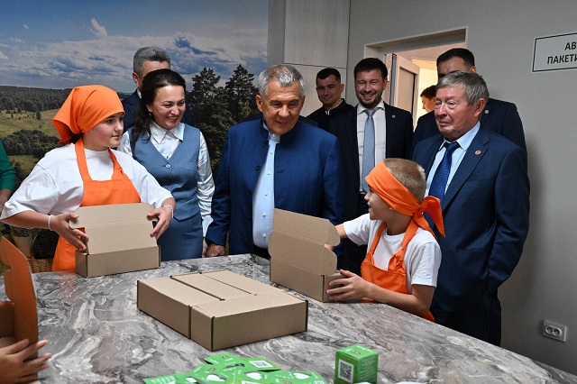Минниханов осмотрел биолабораторию и чайную фабрику в детдоме Лениногорска