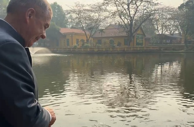 «Покормили рыбок на удачу»: появились эксклюзивные кадры Минниханова во Вьетнаме