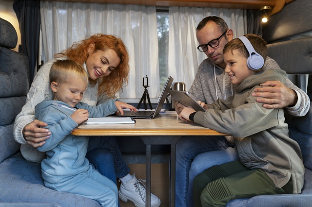 Путин подписал закон о ежегодной выплате работающим гражданам с двумя и более детьми