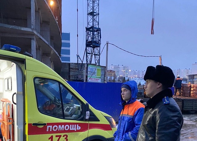 Сорвавшийся с высоты шестого этажа 25-летний рабочий погиб в Набережных Челнах