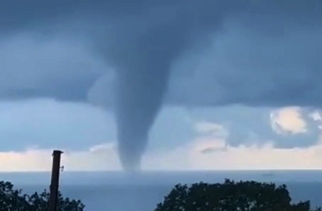 Смерч во время ливня напугал туристов в Геленджике – видео