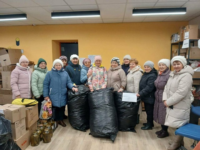 Пенсионерки из Актанышского района плетут масксети для бойцов